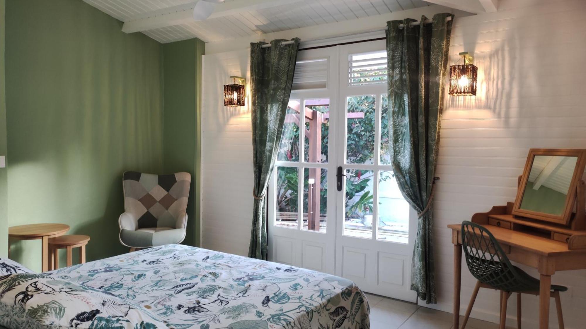 Les Coulirooms - Suite Avec Jacuzzi Et Grande Terrasse Sainte-Anne  Exterior photo