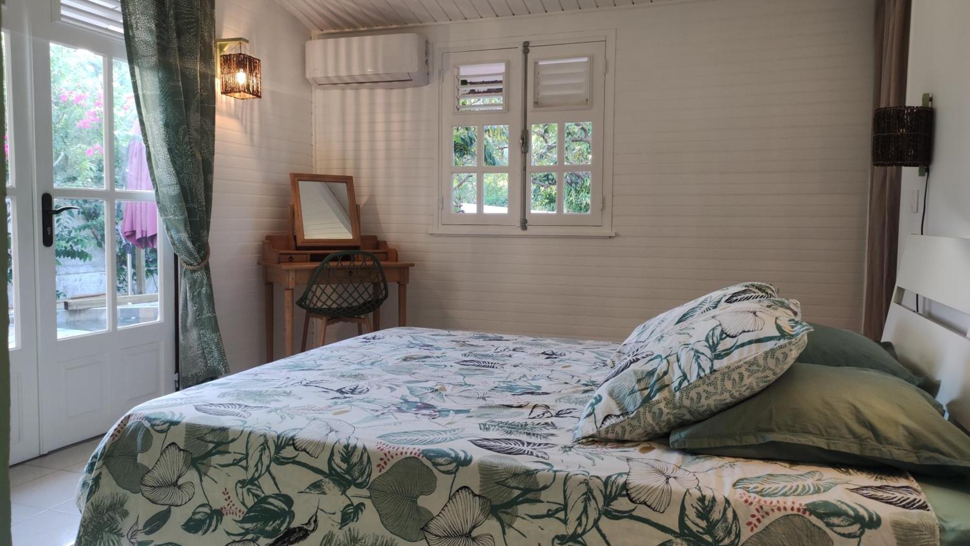Les Coulirooms - Suite Avec Jacuzzi Et Grande Terrasse Sainte-Anne  Exterior photo